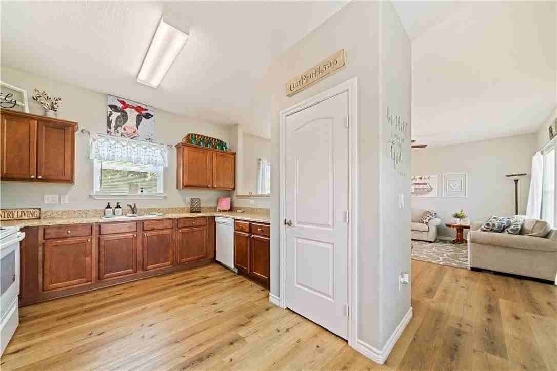 1109 W Nelson Ave - Photo 7 of 14