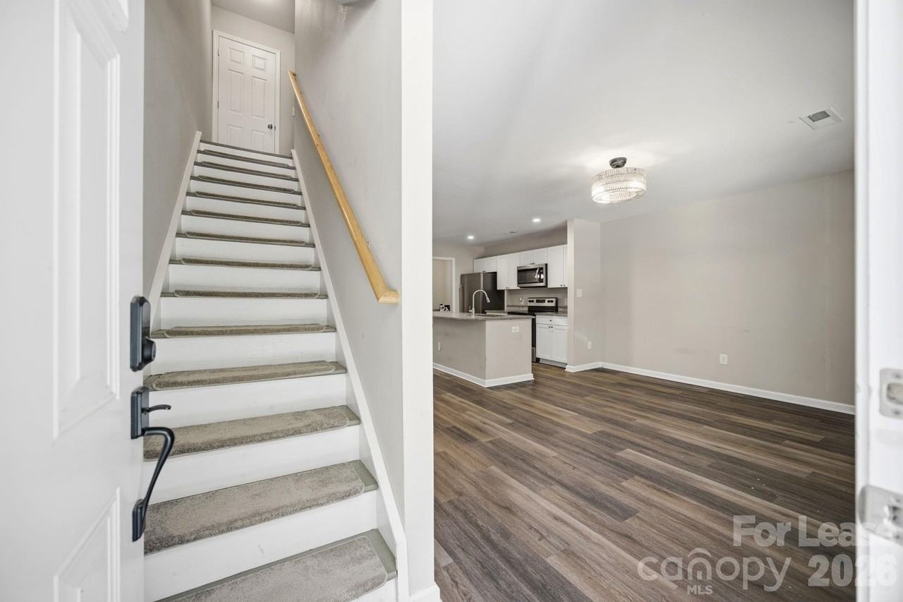 1361 Ontario Dr - Photo 5 of 40