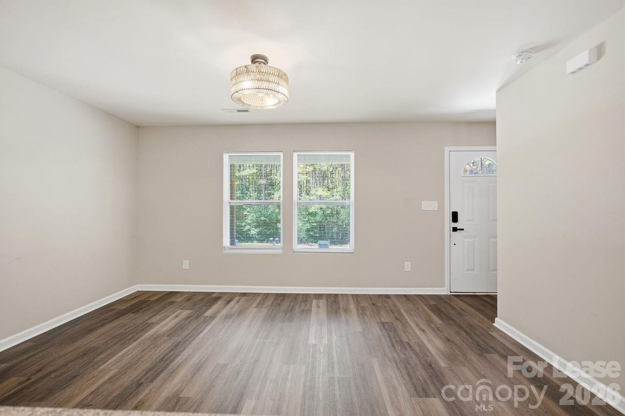 1361 Ontario Dr - Photo 6 of 40