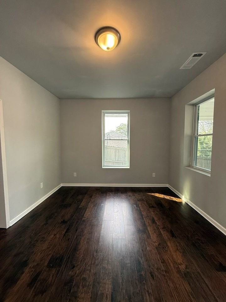 312 Kingston Ave Ne - Photo 4 of 18