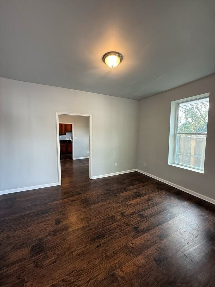 312 Kingston Ave Ne - Photo 5 of 18