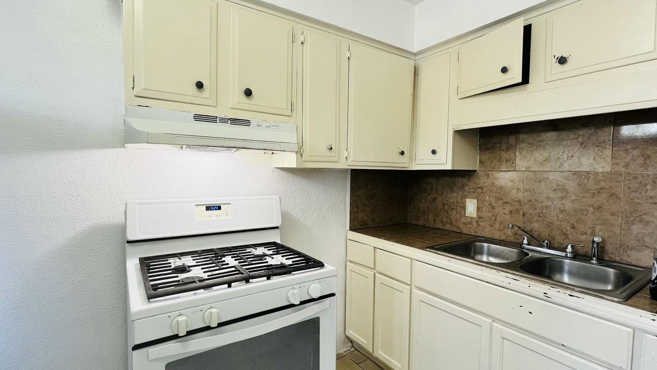 8200 Copper Ave Ne #A - Photo 7 of 35