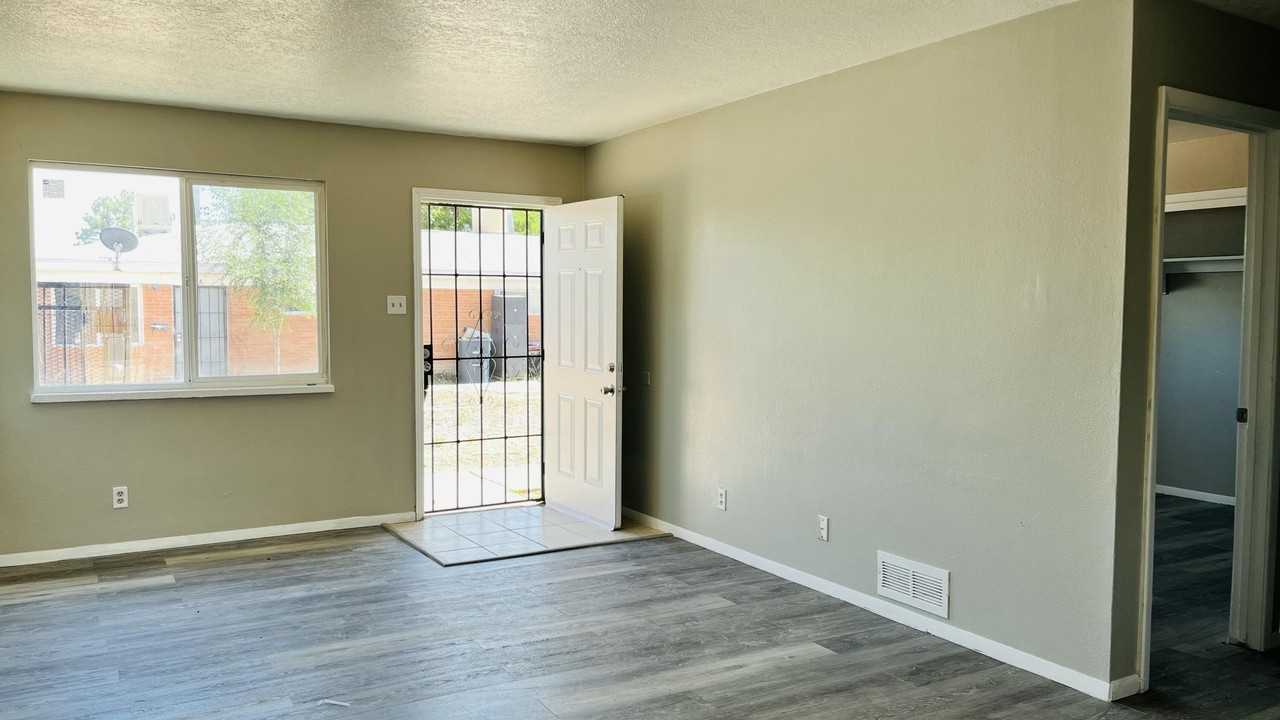 419 Dallas St Se #A - Photo 4 of 32
