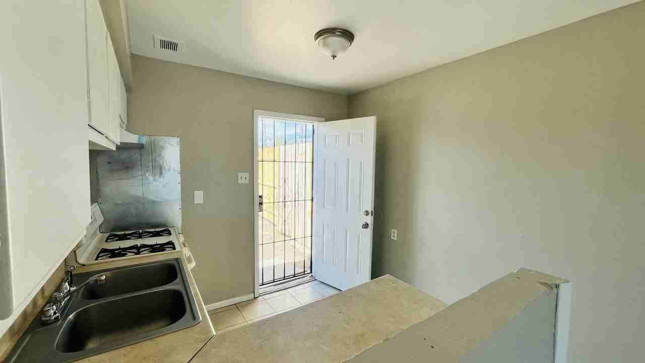 419 Dallas St Se #A - Photo 5 of 32
