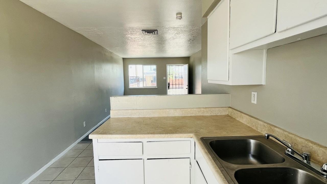 419 Dallas St Se #A - Photo 6 of 32