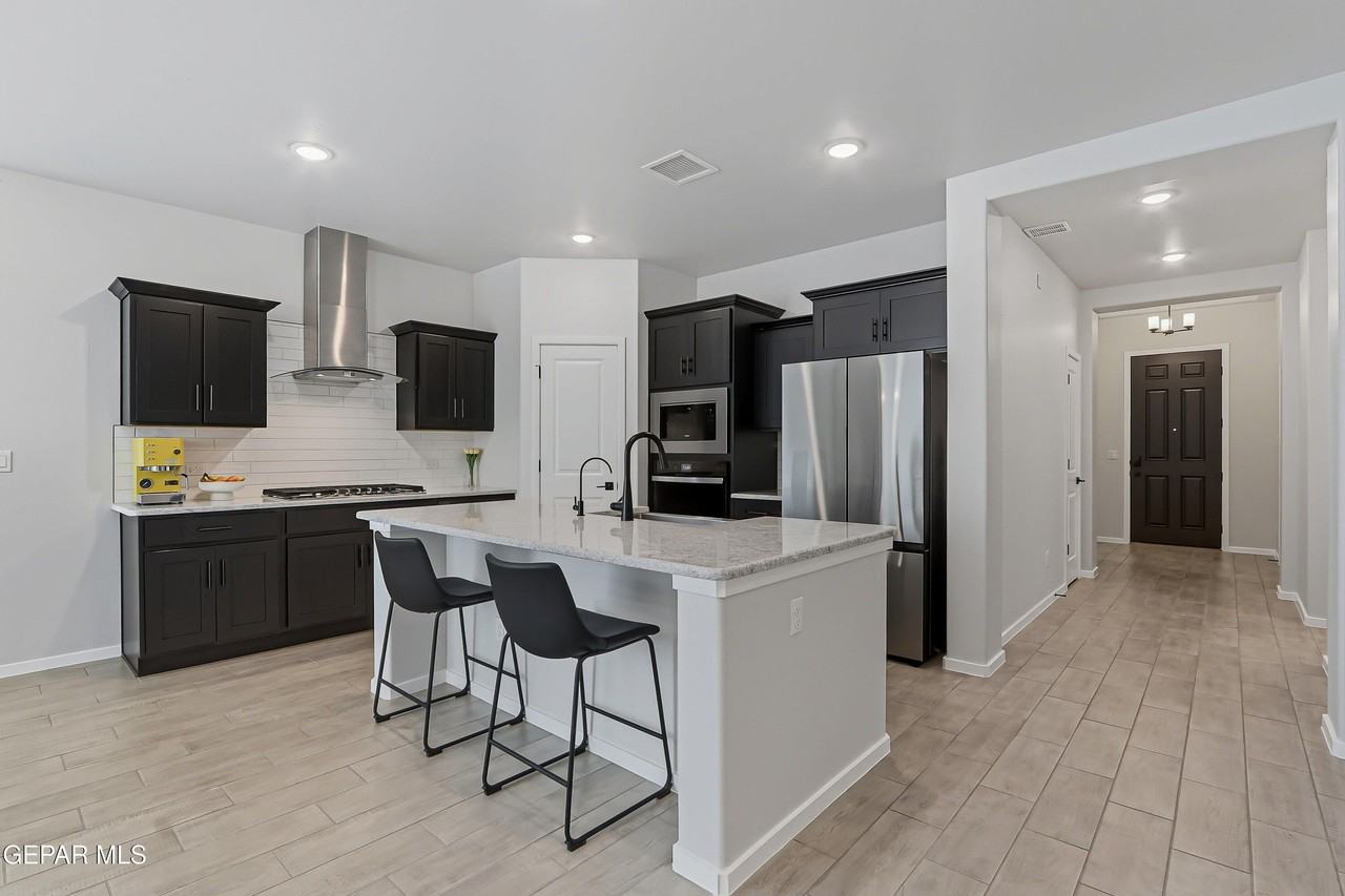 393 Frodsham St - Photo 6 of 35