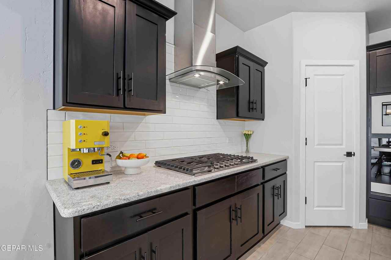 393 Frodsham St - Photo 7 of 35