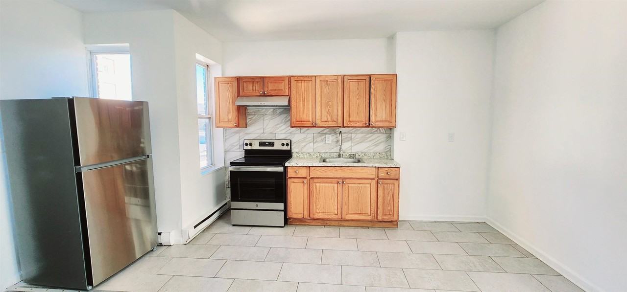 589 59th St #B1 - Photo 2 of 9