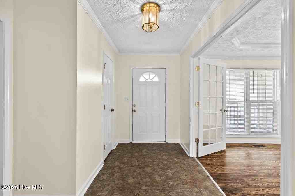 103 Richmond Dr - Photo 3 of 27