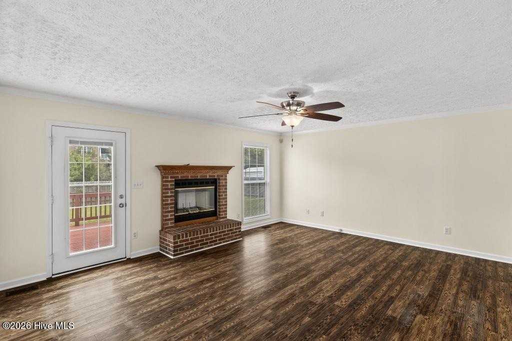 103 Richmond Dr - Photo 5 of 27