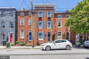 featured image of 206 E Cross St