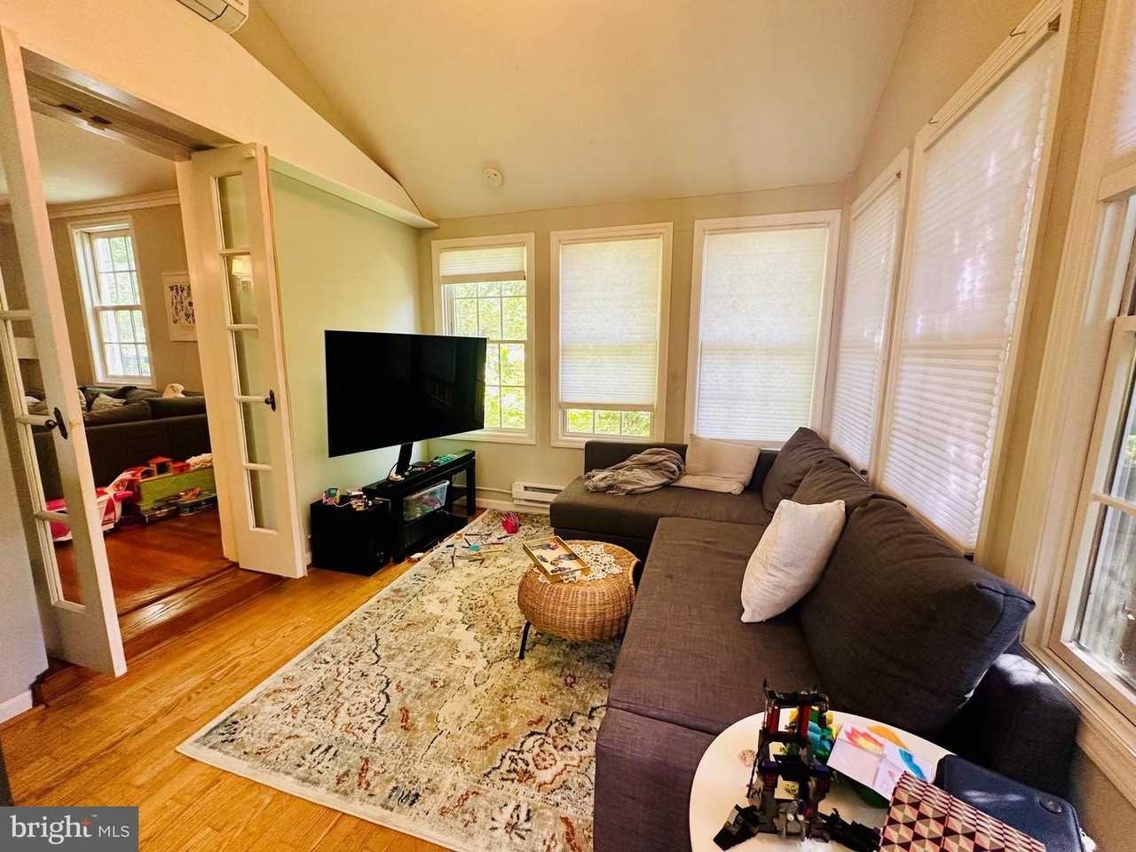 4113 Oliver St - Photo 3 of 12