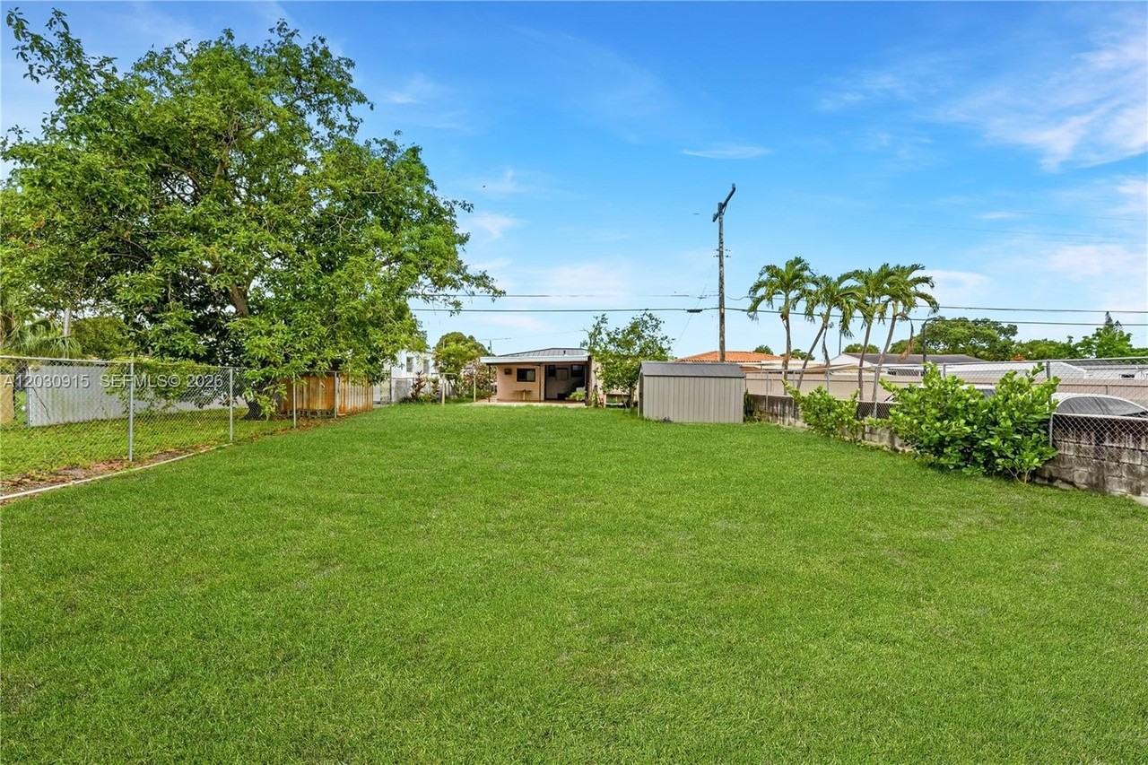 121 Sw 71st Ave - Photo 3 of 32