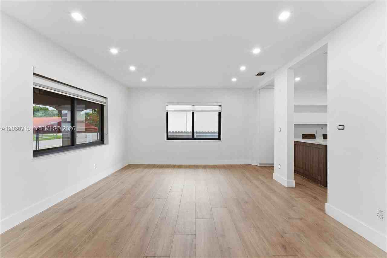 121 Sw 71st Ave - Photo 4 of 32