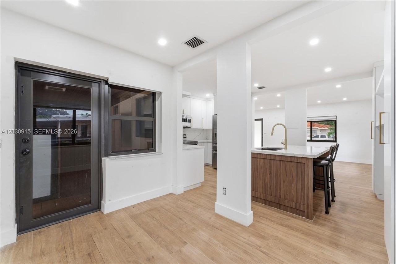 121 Sw 71st Ave - Photo 5 of 32