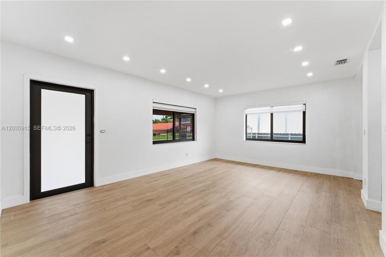 121 Sw 71st Ave - Photo 6 of 32