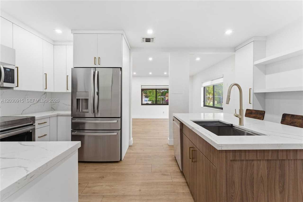 121 Sw 71st Ave - Photo 7 of 32