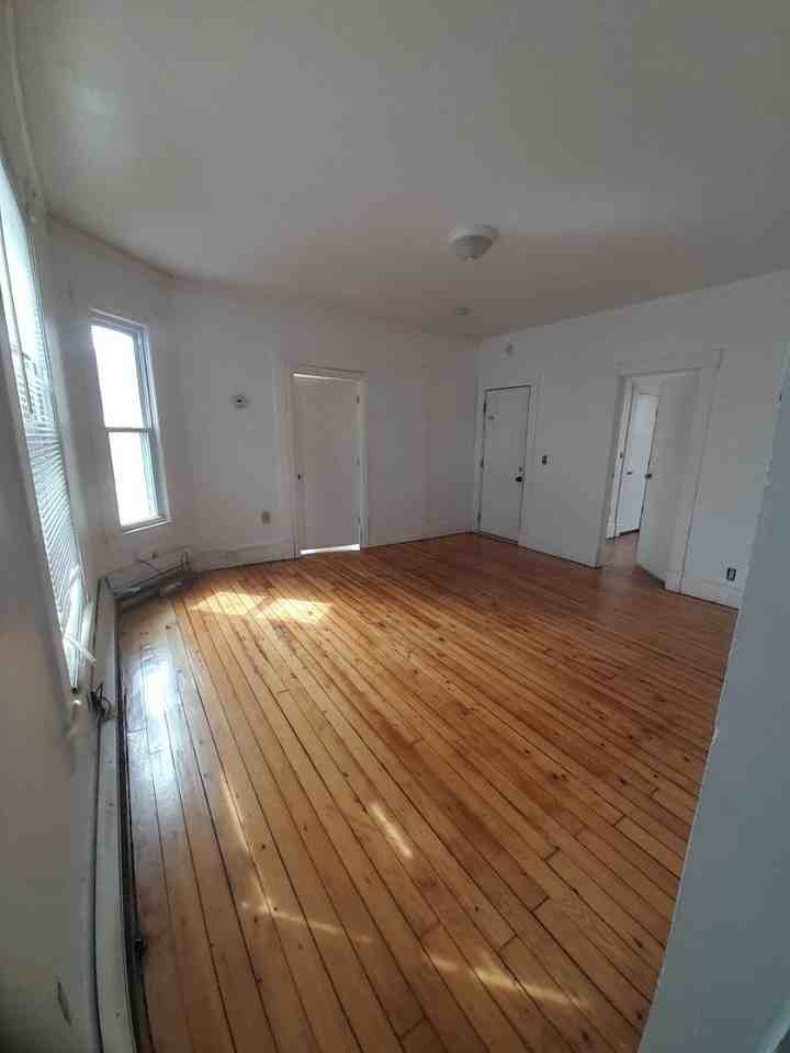 94 Glen St - Photo 2 of 5