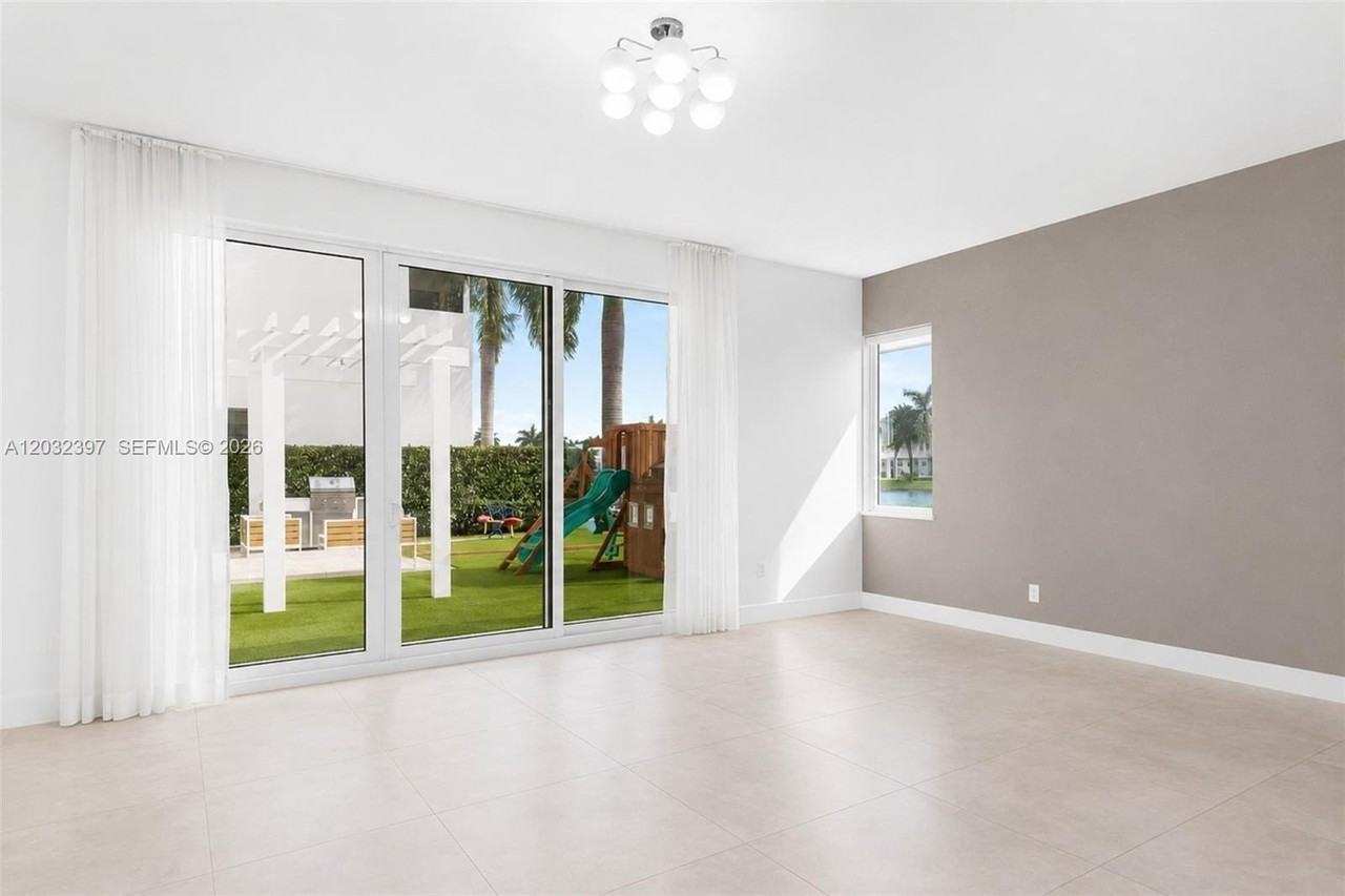 10286 Nw 75th Ter - Photo 5 of 14