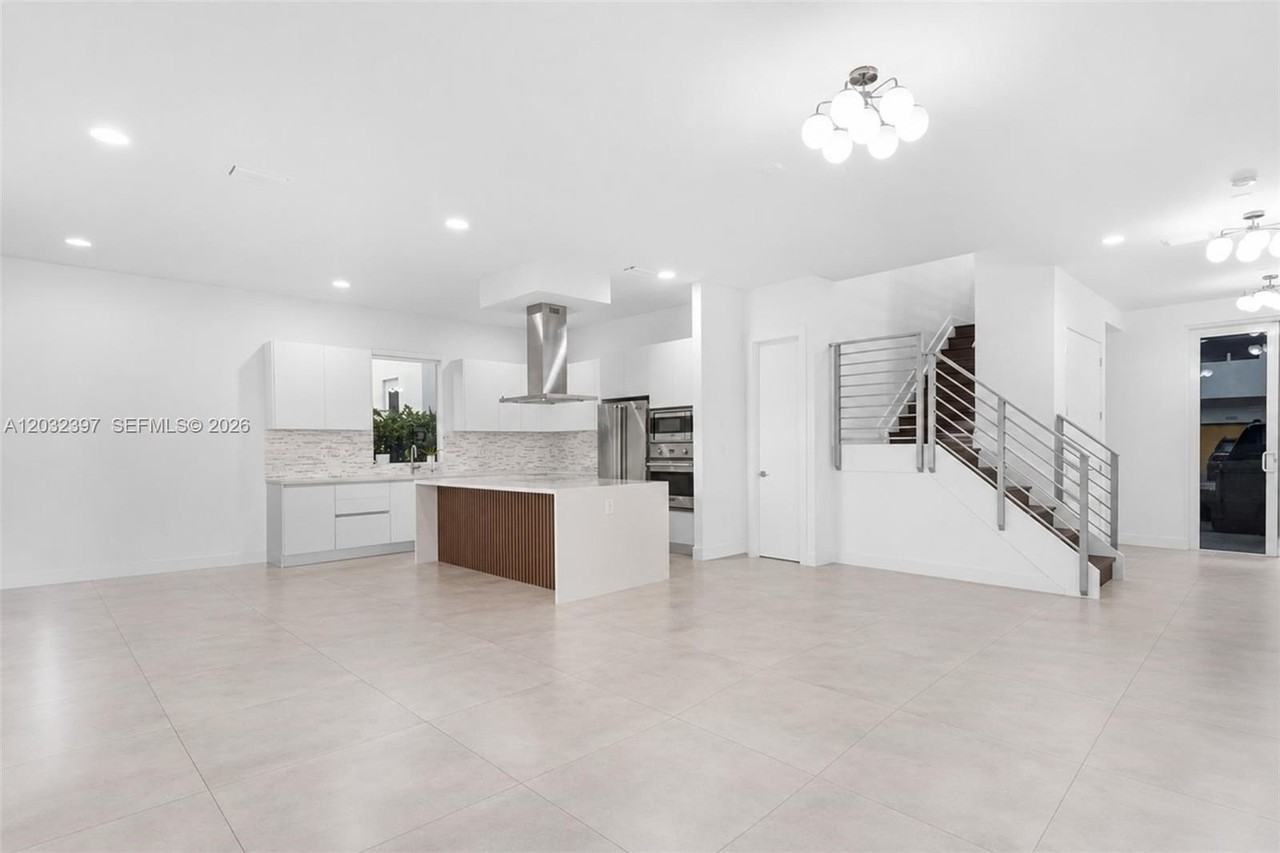 10286 Nw 75th Ter - Photo 6 of 14