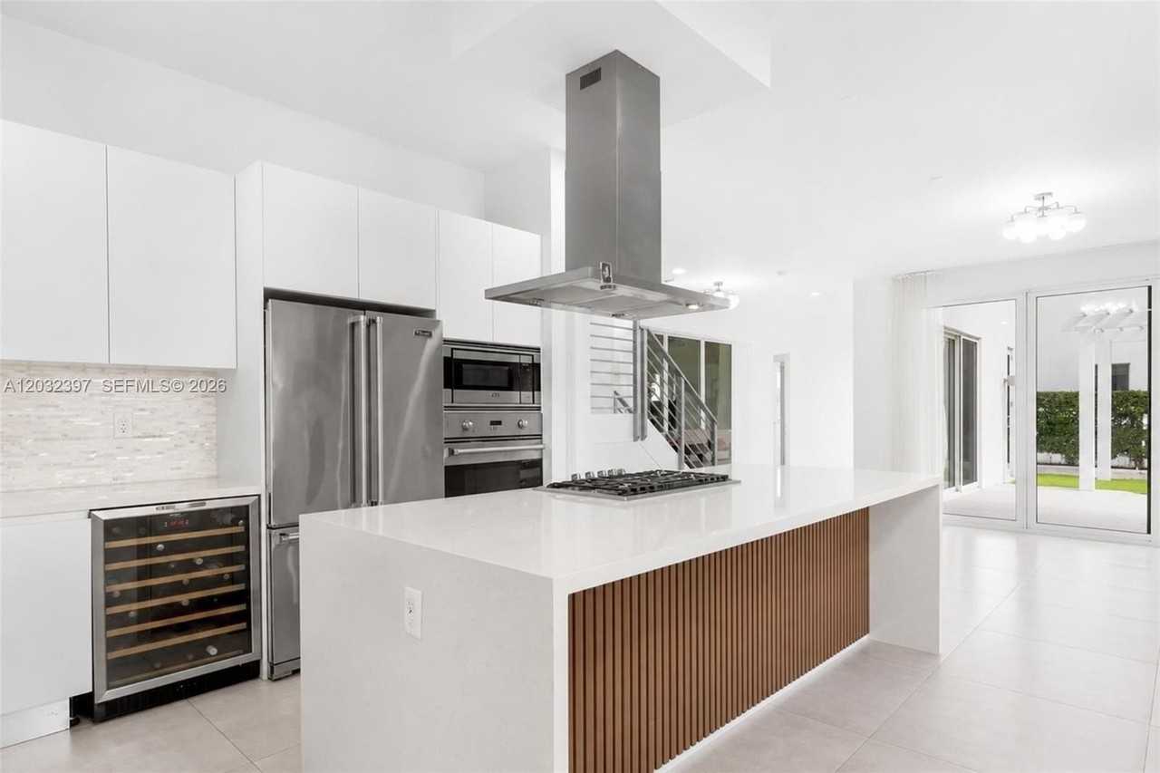 10286 Nw 75th Ter - Photo 7 of 14