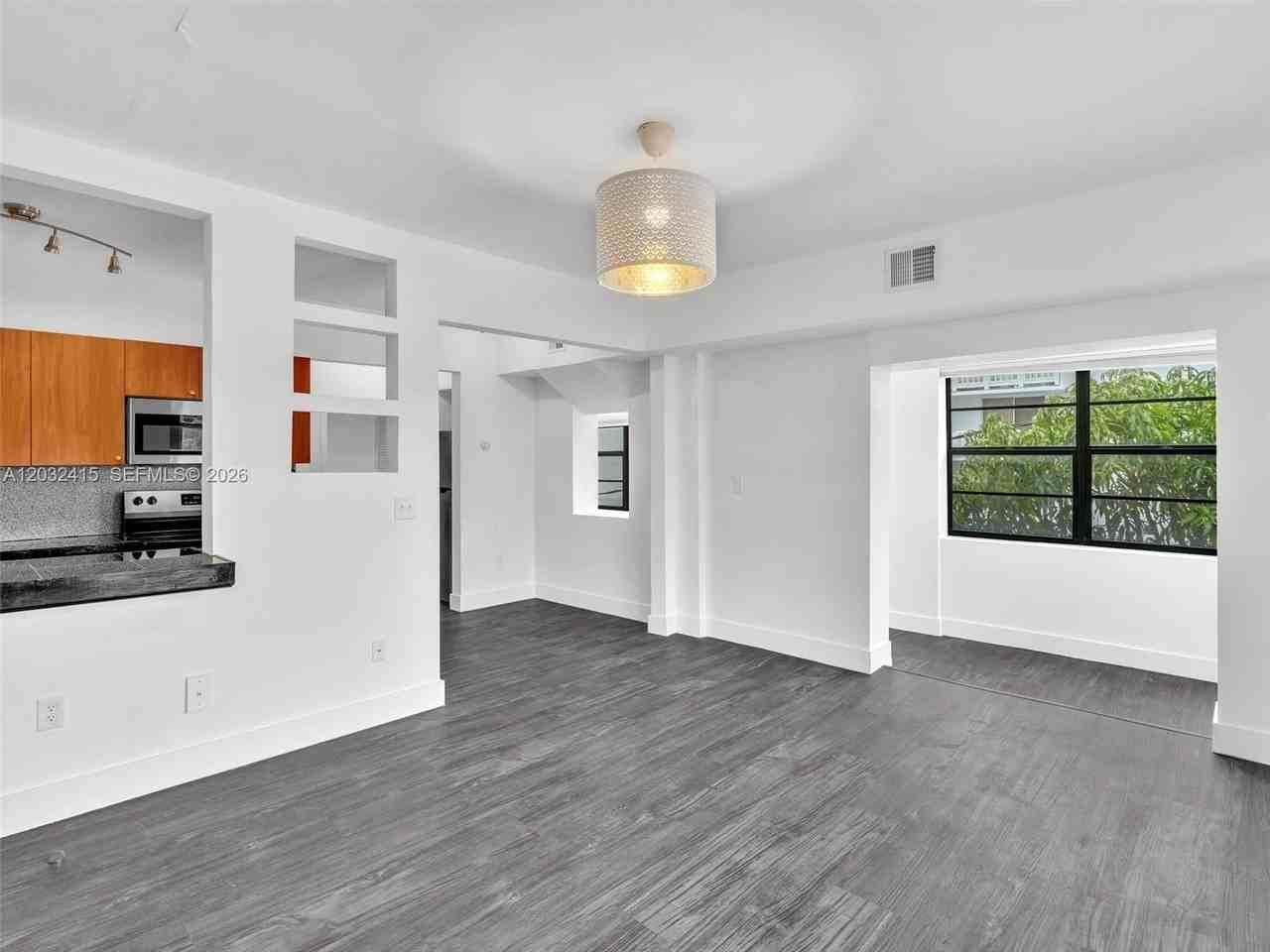 934 Michigan Ave #305 - Photo 5 of 23