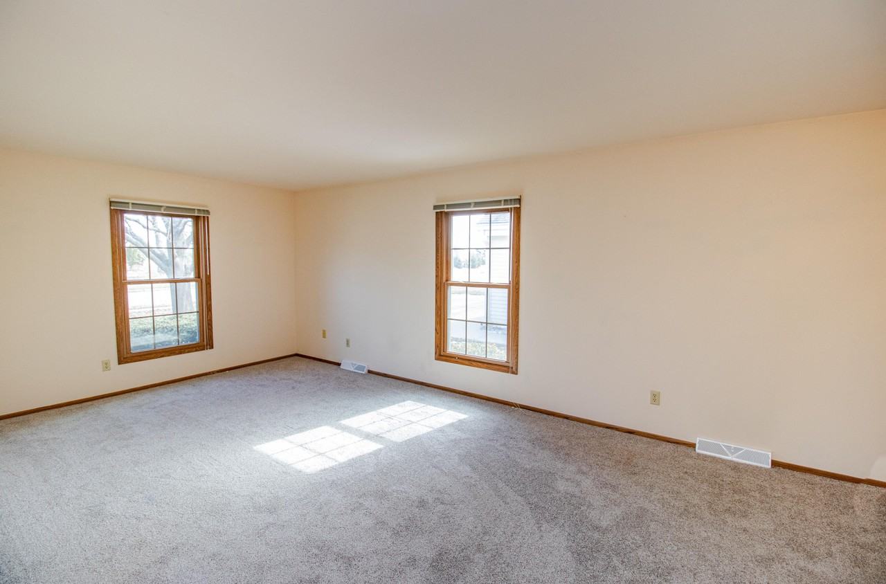 1055 S Imperial Dr - Photo 3 of 25