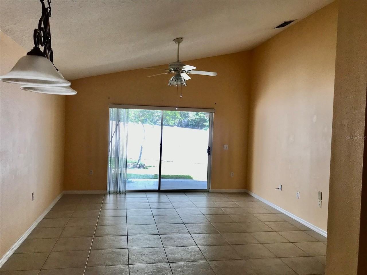 124 Easton Cir - Photo 4 of 23