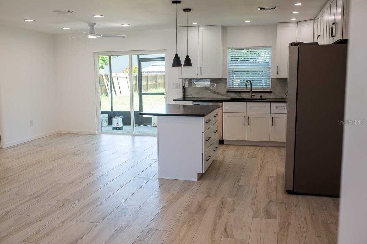 1851 Oak St - Photo 3 of 33