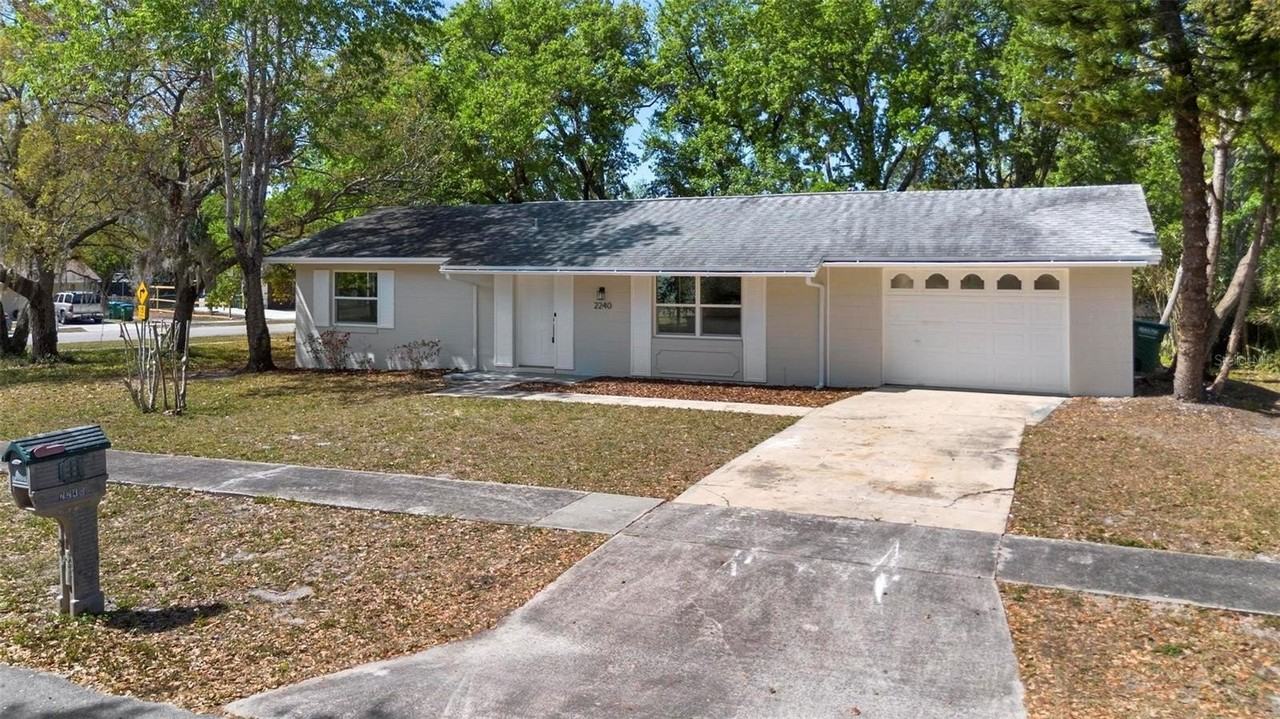 2240 Conway Dr - Photo 3 of 33