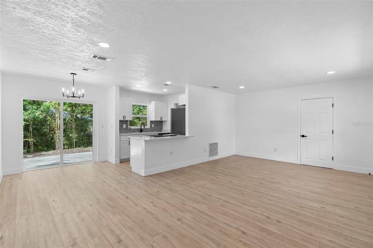 2240 Conway Dr - Photo 5 of 33