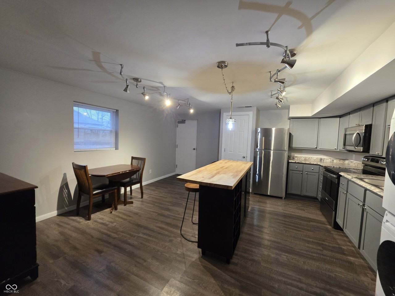 831 W Pearl St - Photo 2 of 10