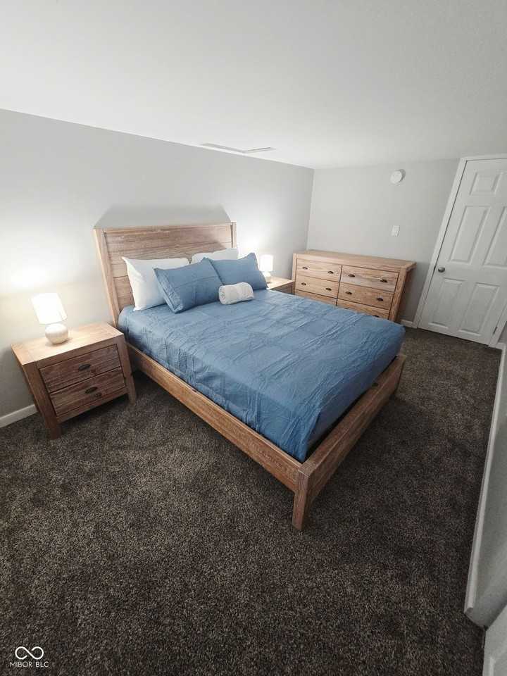 831 W Pearl St - Photo 5 of 10