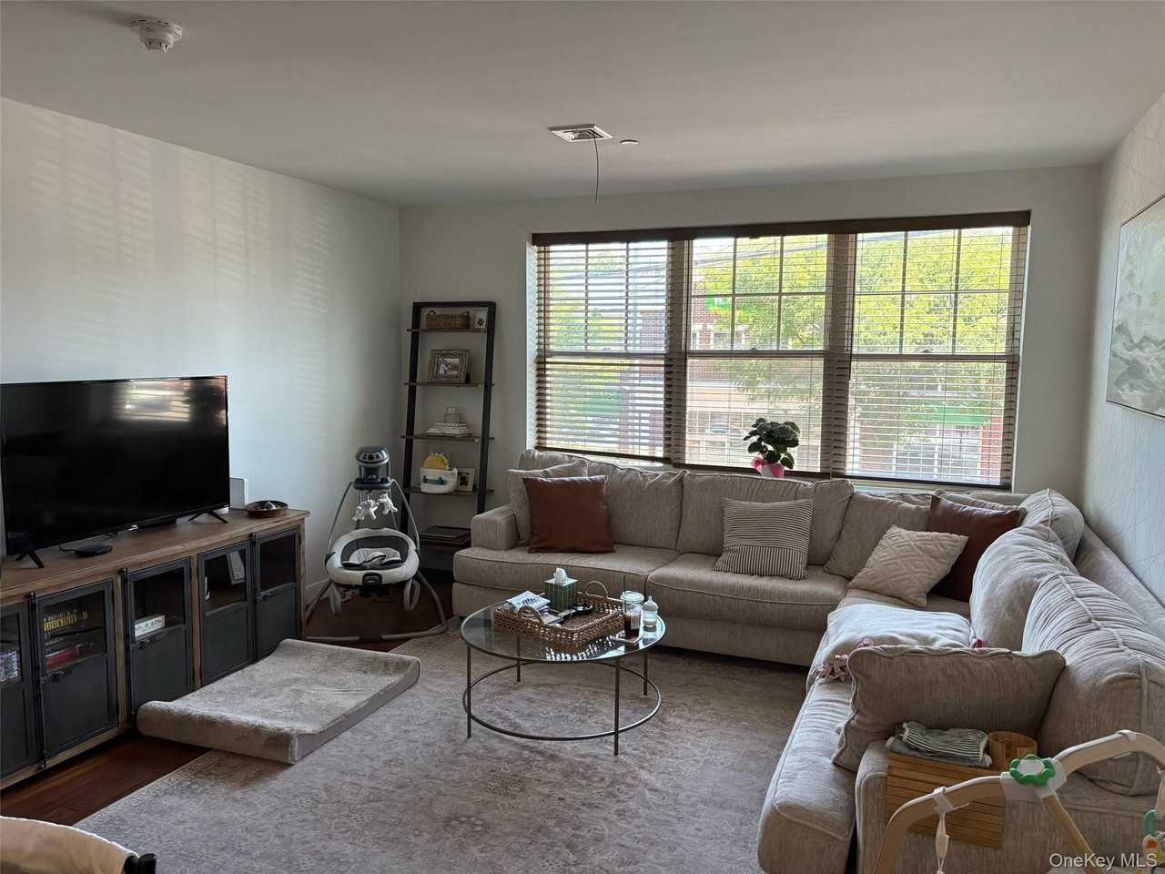 425 New York Ave - Photo 2 of 4