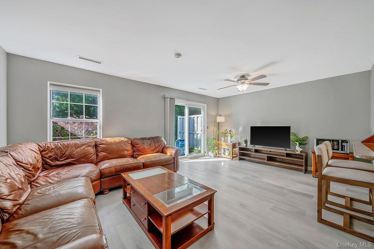 908 Sara Cir - Photo 3 of 18