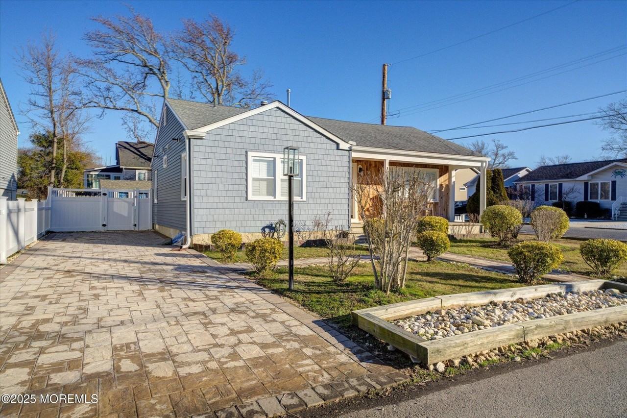 515 Stone Harbor Ave - Photo 2 of 21