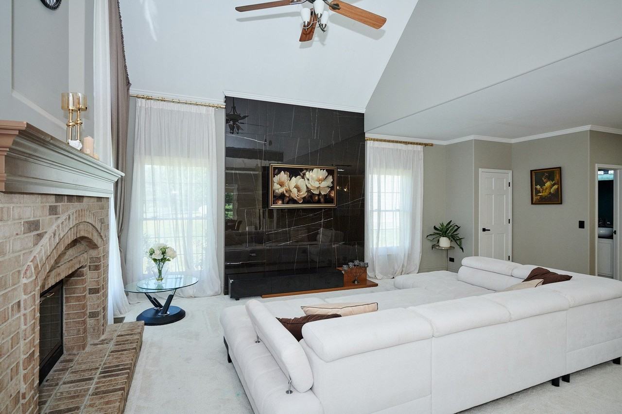 26300 W Chatham Dr - Photo 4 of 48