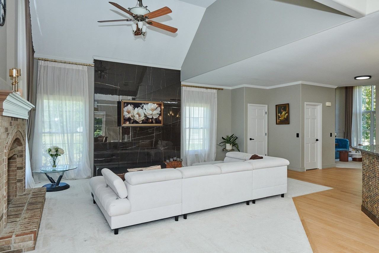 26300 W Chatham Dr - Photo 6 of 48