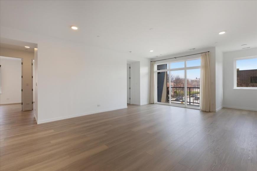 204 S Leavitt St - Photo 2 of 10