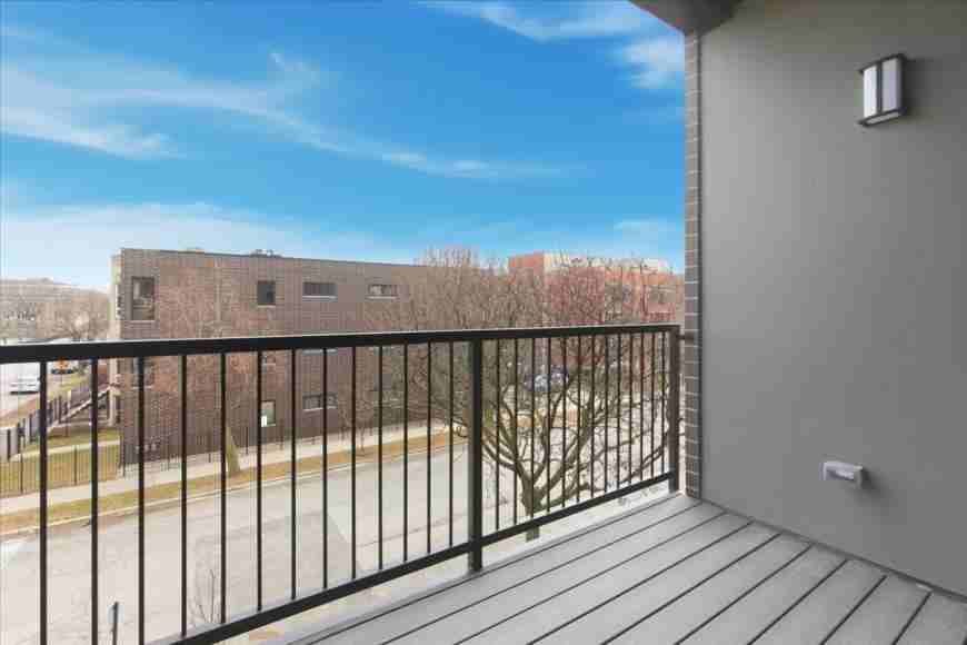 204 S Leavitt St - Photo 4 of 10