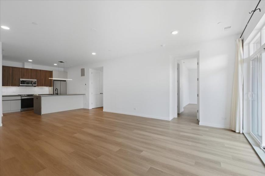 204 S Leavitt St - Photo 5 of 10