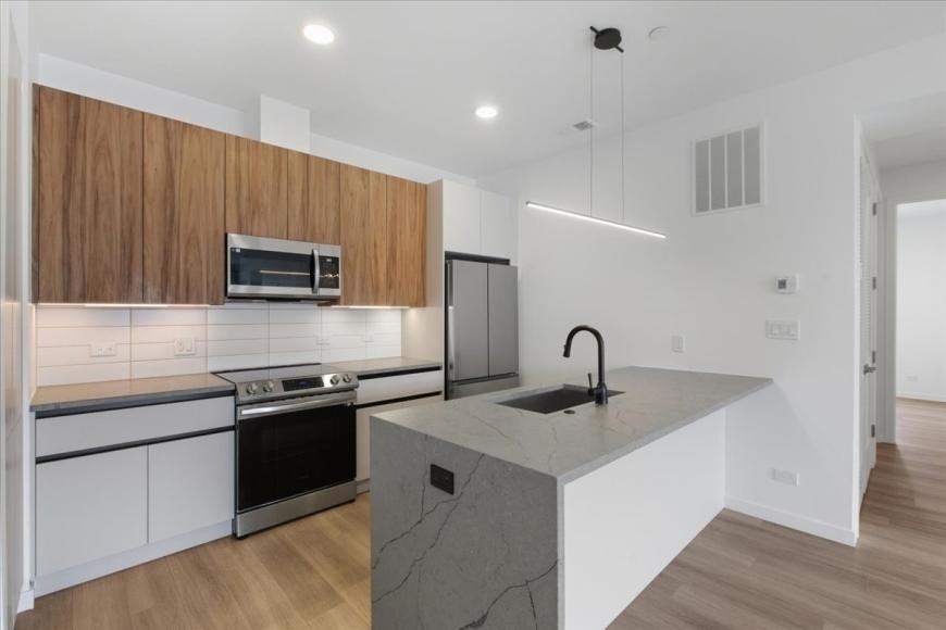 204 S Leavitt St - Photo 7 of 10