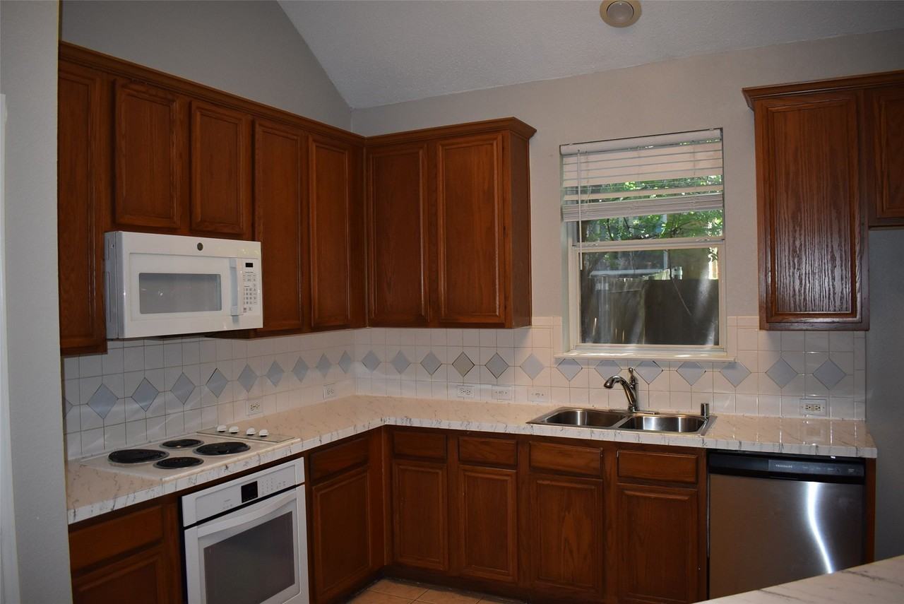 2027 Wimbledon Dr - Photo 2 of 27