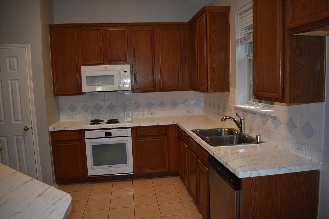 2027 Wimbledon Dr - Photo 3 of 27