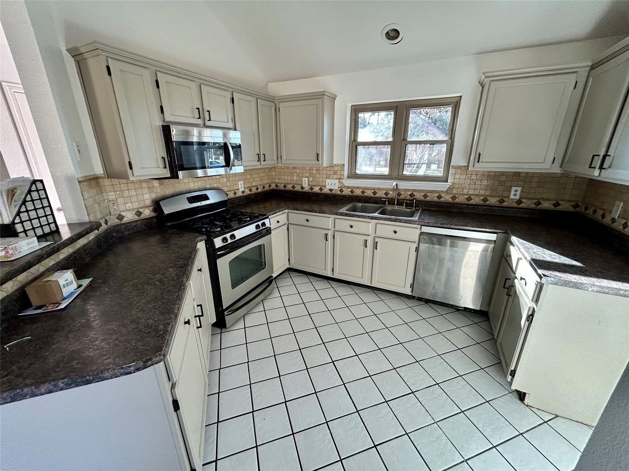 2218 Fuqua Rd - Photo 3 of 14