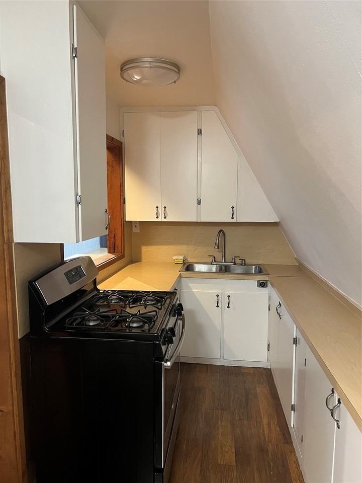 162 Kent St - Photo 6 of 13