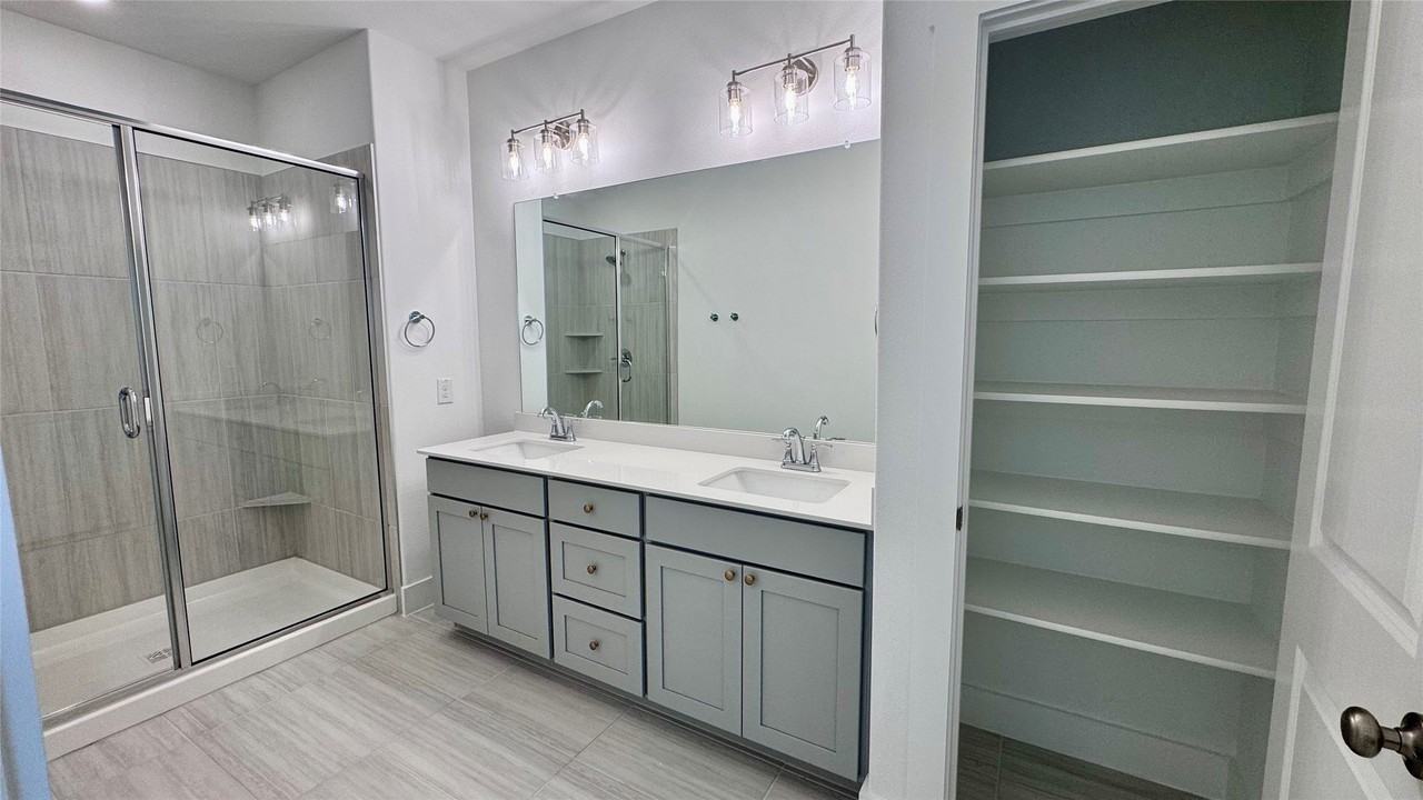2546 Campden Mews - Photo 3 of 13