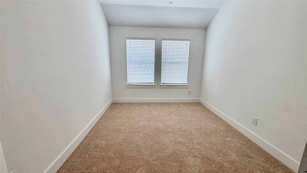 2546 Campden Mews - Photo 4 of 13