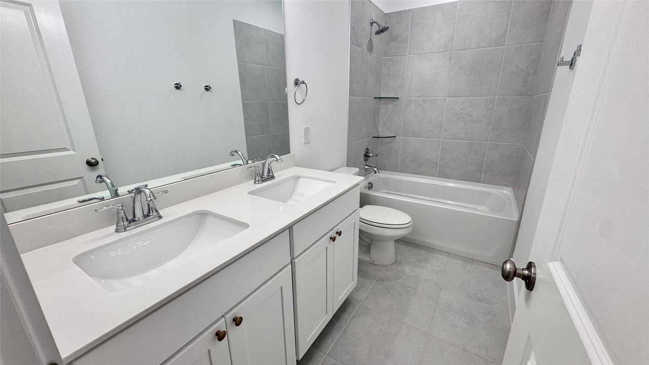 2546 Campden Mews - Photo 6 of 13