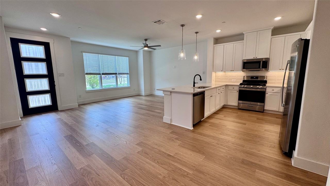 2546 Campden Mews - Photo 7 of 13